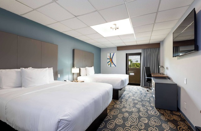 2 Queen Beds with Outdoor Pool, Free Shuttle and Pets Welcome