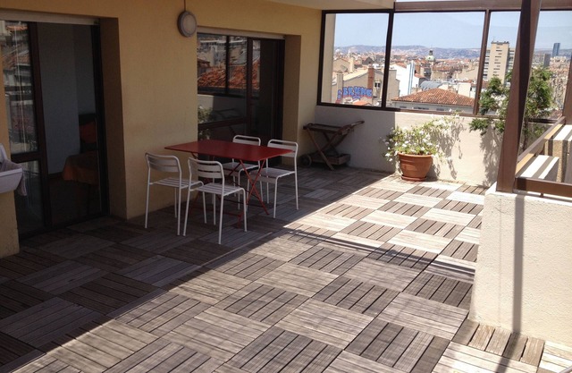 Castellane de 2 habitaciones en el piso superior con una gran terraza tranquila