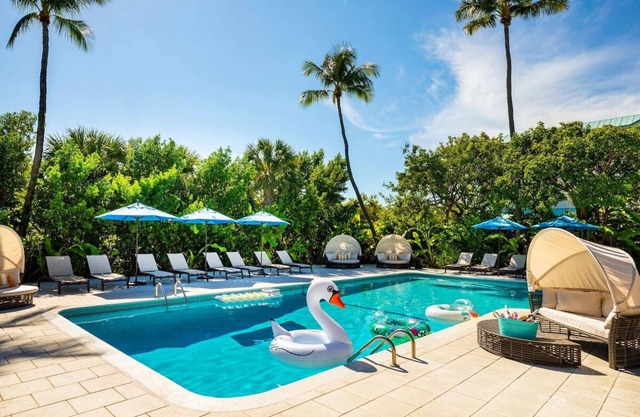 2 Rooms w/ Queen Beds, Balcony, 3 Outdoor Pools, Free Parking & Pet Friendly
