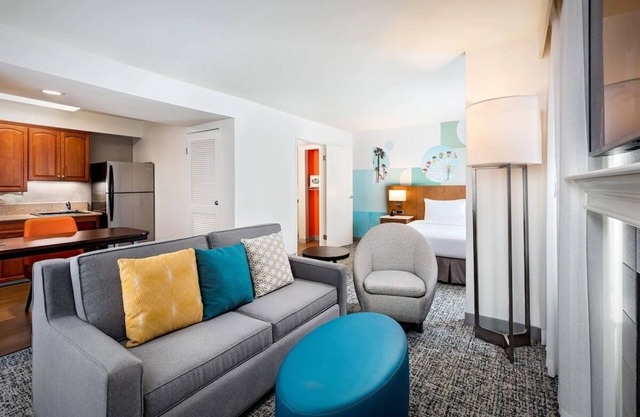 2 Spacious Studios w/ Full Kitchen and Heated Pool Close to Disneyland - Parking