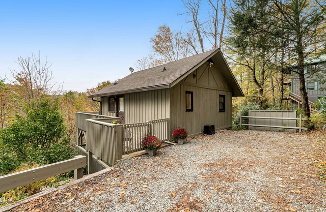 2-story home near Sugar Mountain w/deck, gas grill, & shared pool