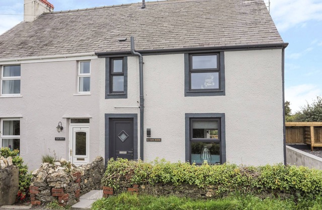 2 Tan Rhiw, LLANFAIRPWLLGWYNGYLL