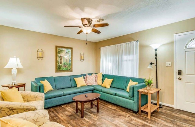 2 Units! Near Beach&Shopping-Brilliant in Bellview