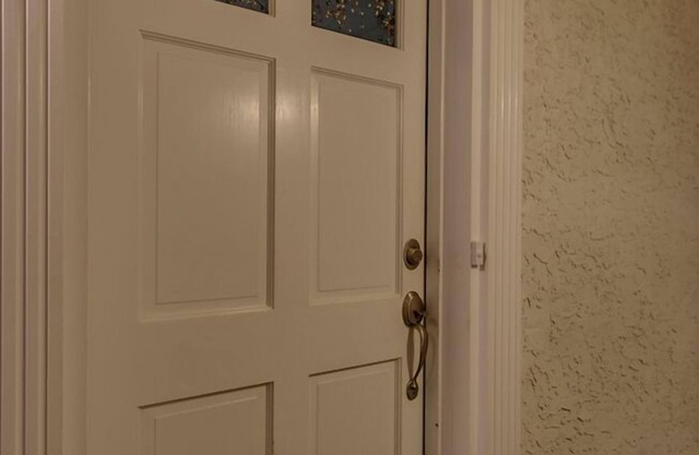 ALQUILER MÍNIMO DE 2 SEMANAS. ¡La ubicación no tiene nada mejor que esto con vistas al océano desde todas las habitaciones! Esta unidad de piso superior frente al mar (3er piso)