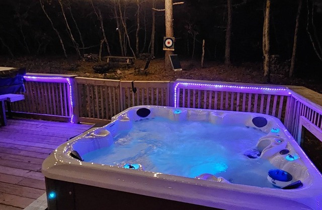 5 min to the lake, Private Hot Tub, Fire Pit, Game Room, Fireplace PetFriendly