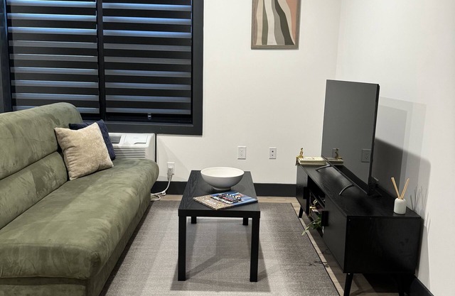 20 Min to NYC-Beautiful and Spacious Apartment w/ King Bed and Private Parking