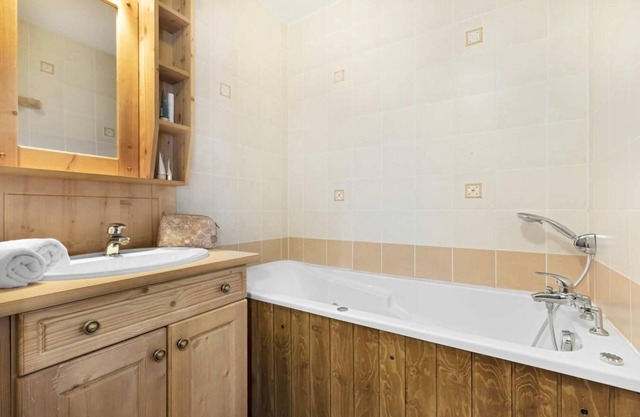 200m del centro estación, piscina, sauna, hammam, balcón, parking, tv, local para esquís, 60m²