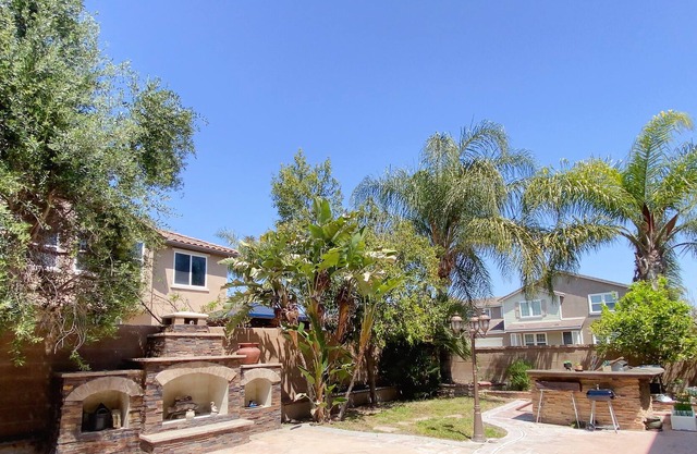 #202 Comfortable Rooms In Eastvale House (Queen Bed + Free WiFi )