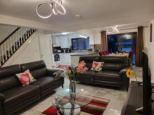 2023 & 2024 Winner of Travellers Award - Four Bedroom Houses & Studio Apartments - HS2 Contractors - NEC - Birmingham Airport - BCU & Aston University - Heartland Hospital - Jaguar - Star City