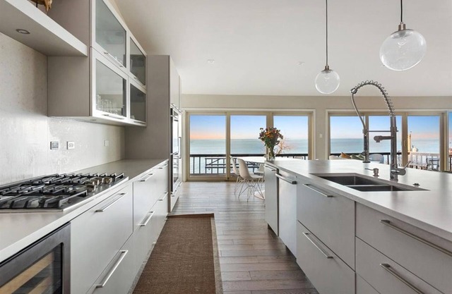 Gorgeous Home With Private Pool & Panoramic Lake Views!