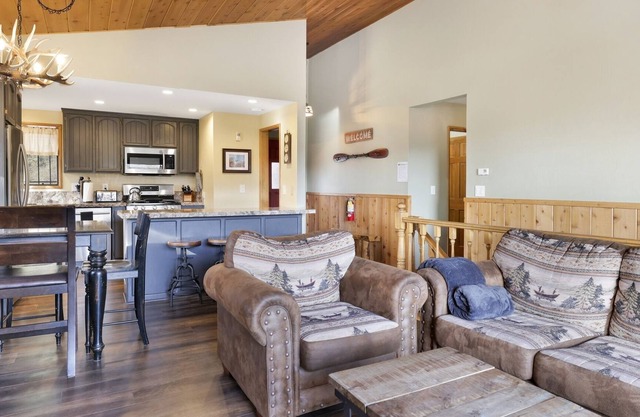 2150 - Lazy Llama Lodge 4 Bedroom Home by RedAwning