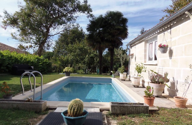 225m² house with pool, spa and billiard table