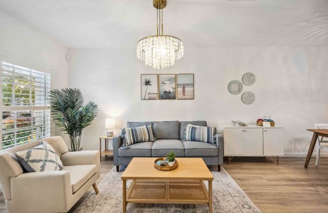 25 Min Ana Maria Is. 30 Min Siesta Key Beach l, Heated Pool, Tennis, StylishHome