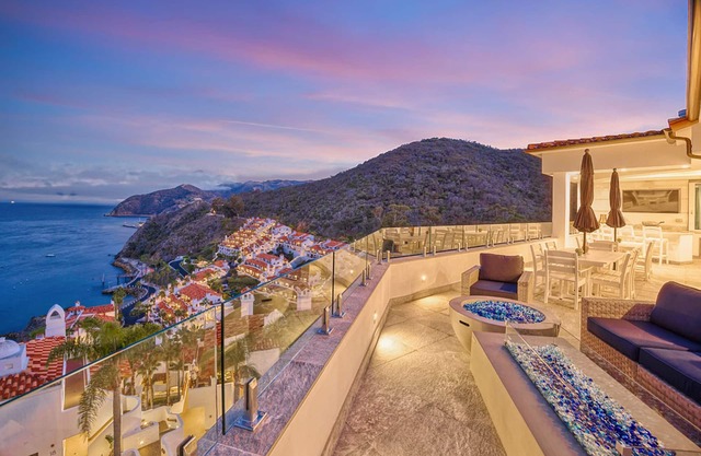 2BD Penthouse Suite, Unobstructed Views in Hamilton Cove (UPPER UNIT), CART & AC