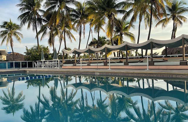 2bd2bth Partial Ocean view Ste w/ balcony, Pool, nearby dining, beach access