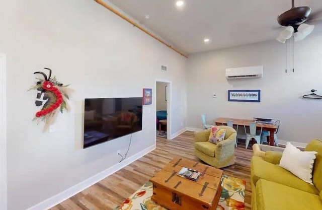 2BR|ADA|Warehouse Suite Exposed Brick|Modern Theme