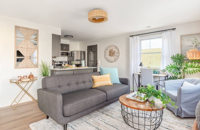 2BR Furnished Cottage Yard 30+ Day Stays