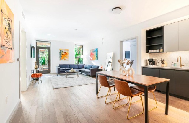 2BR Hollywood Luxury Condo