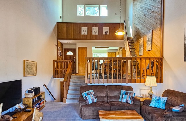 El condominio ofrece vistas al bosque, a la montaña y al lago filtrado, ¡excelente ubicación!