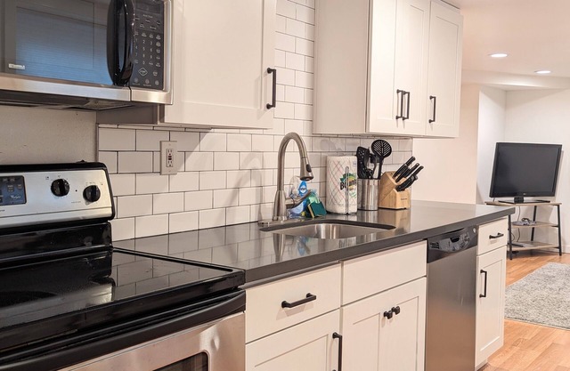 2BR in heart of Seattle, close to Downtown & UW. Parking on site!