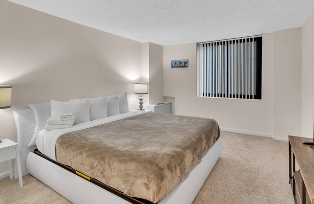 2BR Modern Apt with Easy Access to City