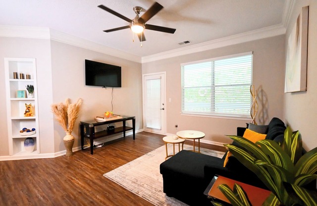 2BR Sanctuary - Gated Community, Pool, Gym, Pet-Friendly Near Birkdale Village.