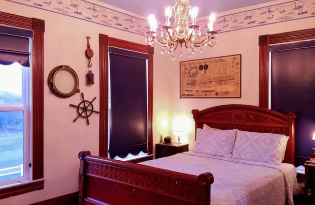 Habitación de la casa histórica con bañera con patas