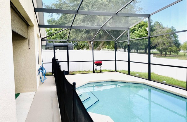 3/2 Pool home located in Sunset Ridge Community!!
