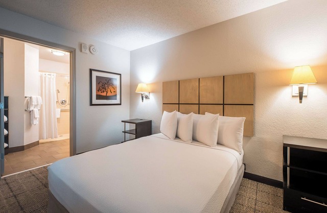 3 Affordable Suites w/ Outdoor Grill & Cozy Atmosphere Near Airport