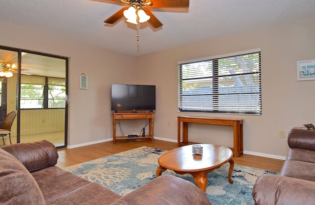 3 BDRM 2 BTHRM House w/ Heated Pool - close to everything in Sarasota
