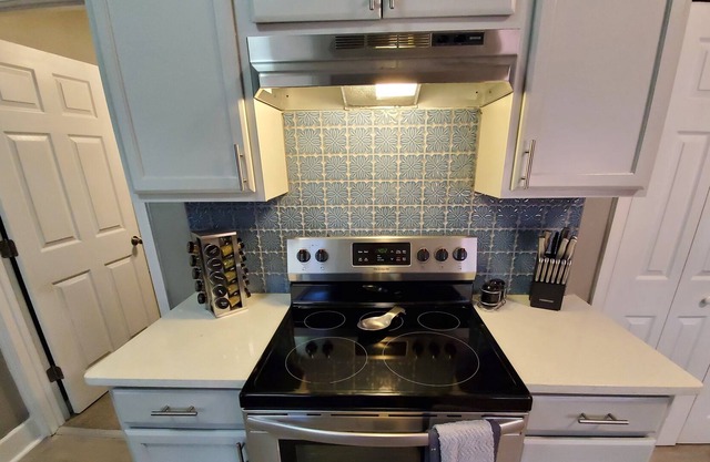 3 Bed 1.5 Bath Home - Minutes from Hospitals!