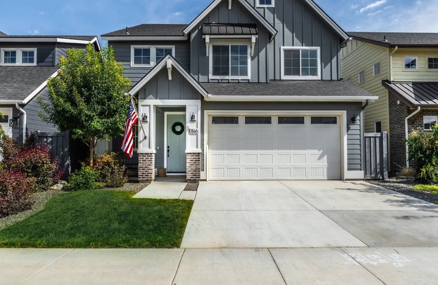 3 bed/2.5 bath home with gym and pool access. 5 minutes from shopping + freeway