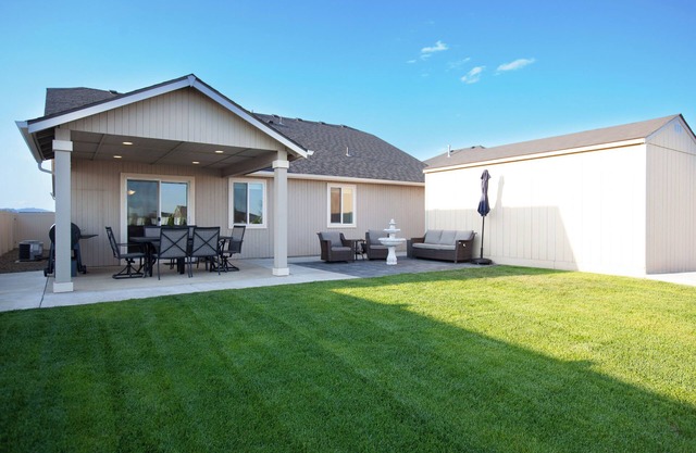 3 bed / 2 bath residence nestled in a conveniently located family-friendly neighborhood.