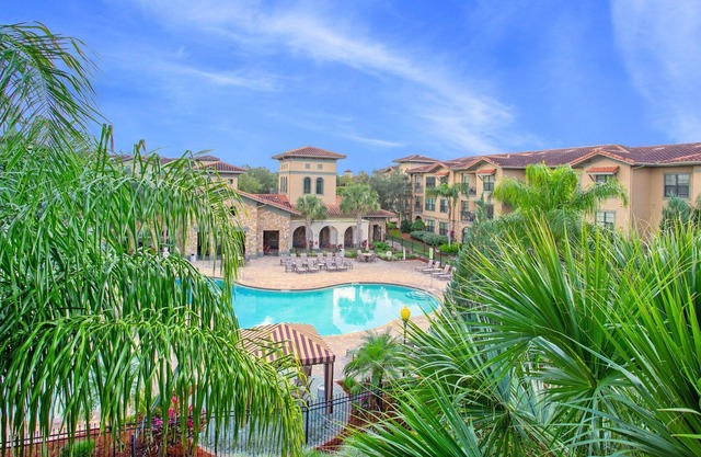 3 habitaciones, 3 baños, vista a la piscina, condominio de esquina de alta gama