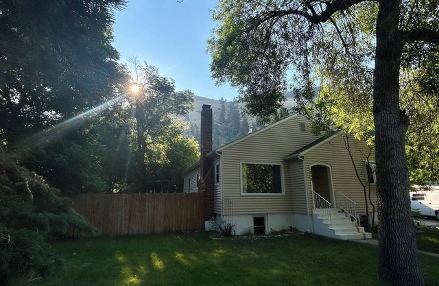 3-bed Mountain View home, Walkable to The UofM, Creek, Hiking trails, GO GRIZ!