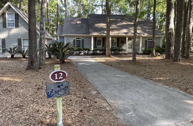 3 bedroom/ 2 1/2 bath ranch home, landtrans included, Melrose Pool Open!