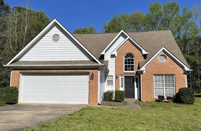 3 Bedroom, 2.5 Bath House With Large Enclosed Rear Garden.