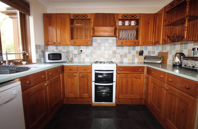 3 bedroom accommodation in Llansteffan