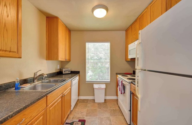 Charming 3-Bed Apartment: Pool and Near a Lake