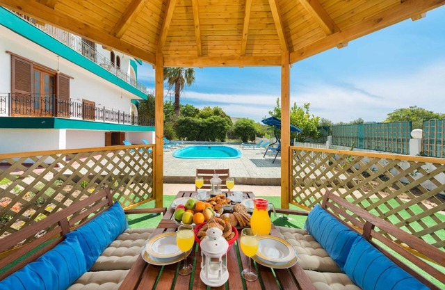 Apartamento de 3 dormitorios con piscina privada, vistas al mar, Wi-Fi y aire acondicionado