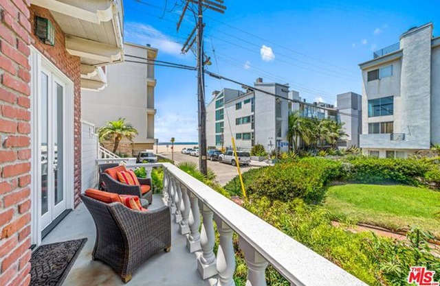 3-Bedroom Beach House, 50 feet from the sand - sleeps 10