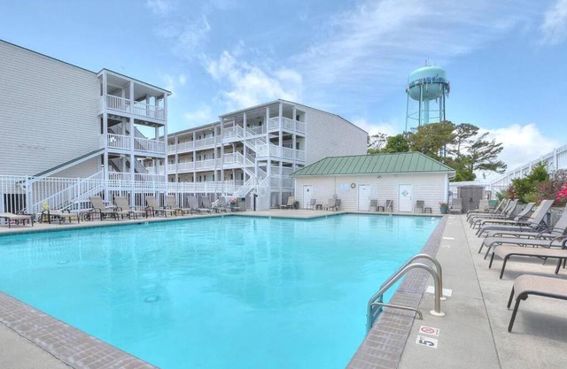 3 Bedroom Condo, Ocean Views & Short Walk to Beach!