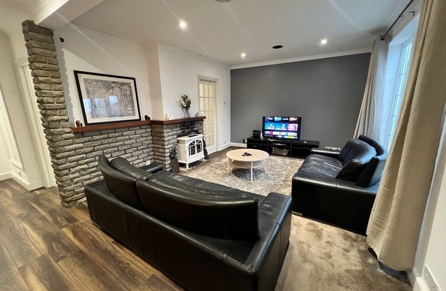 3 Bedroom Cozy House, Borough Of Greenwich, London