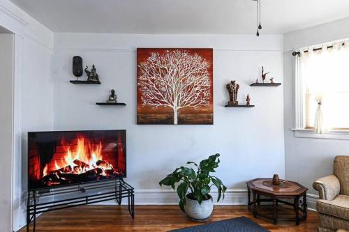 3 Bedroom Gem! King, Full & Twin Beds, Sauna with Free Parking plus more