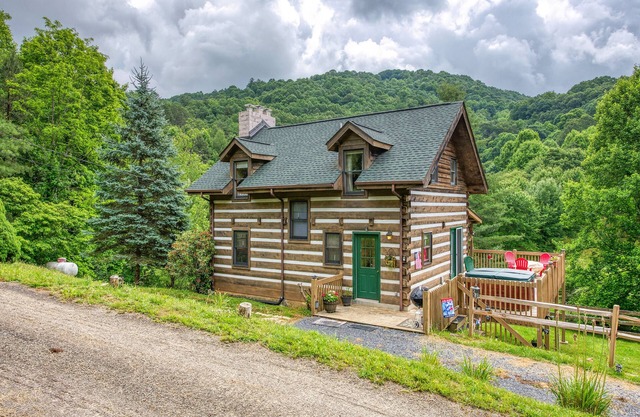 3 Bedroom Cabin histórico con elegantes Vistas, Charca, Bañera de hidromasaje y acceso pavimentado
