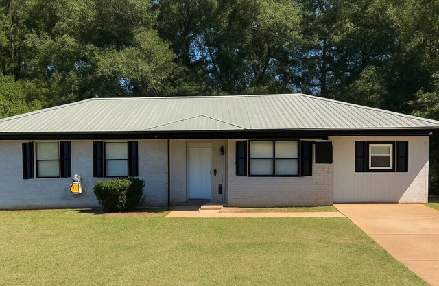3-bedroom home in charming Ozark with fitness room. Start relaxing