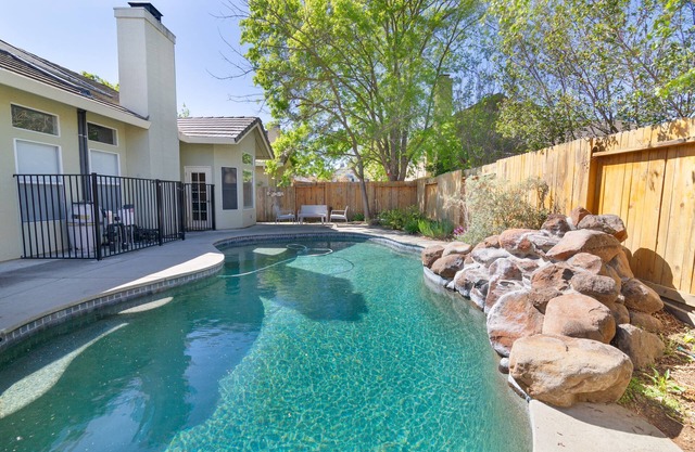 3 bedroom home with pool!!