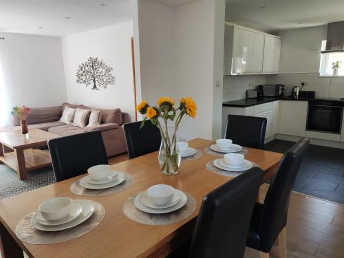 3 bedroom house 3-8 guests, CONTRACTORS, parking, Wi-Fi, close to Hospital, JP Morgan, nature reserves, golf courses, beach