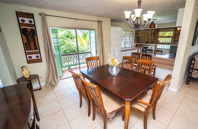 3-bedroom house 5 minutes from Sheraton Mall, AC, WiFi. 10 mins from Beaches