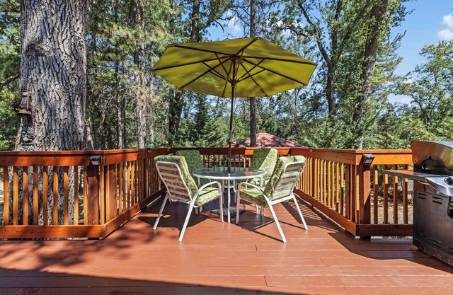 3-bedroom house in charming Groveland with WiFi, climate control, fitness room